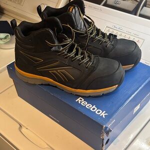 Reebok Men's Black and Gold Athletic Shoes